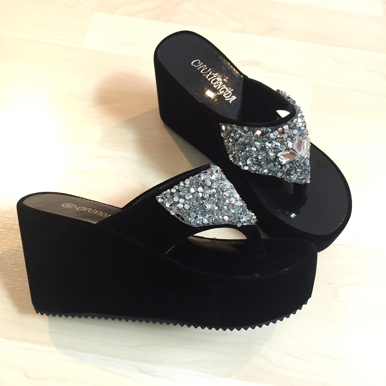 รองเท้าเตารีด หูหนีบ เพชรวิบวับ