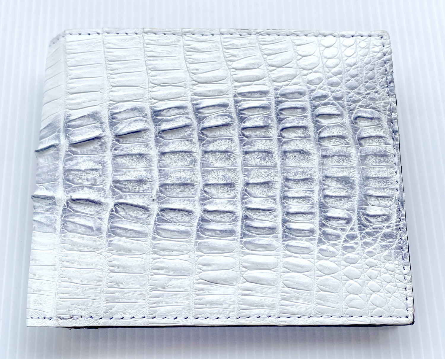 กระเป๋าสตางค์หนังจระเข้แท้ ส่วนหาง สีขาว