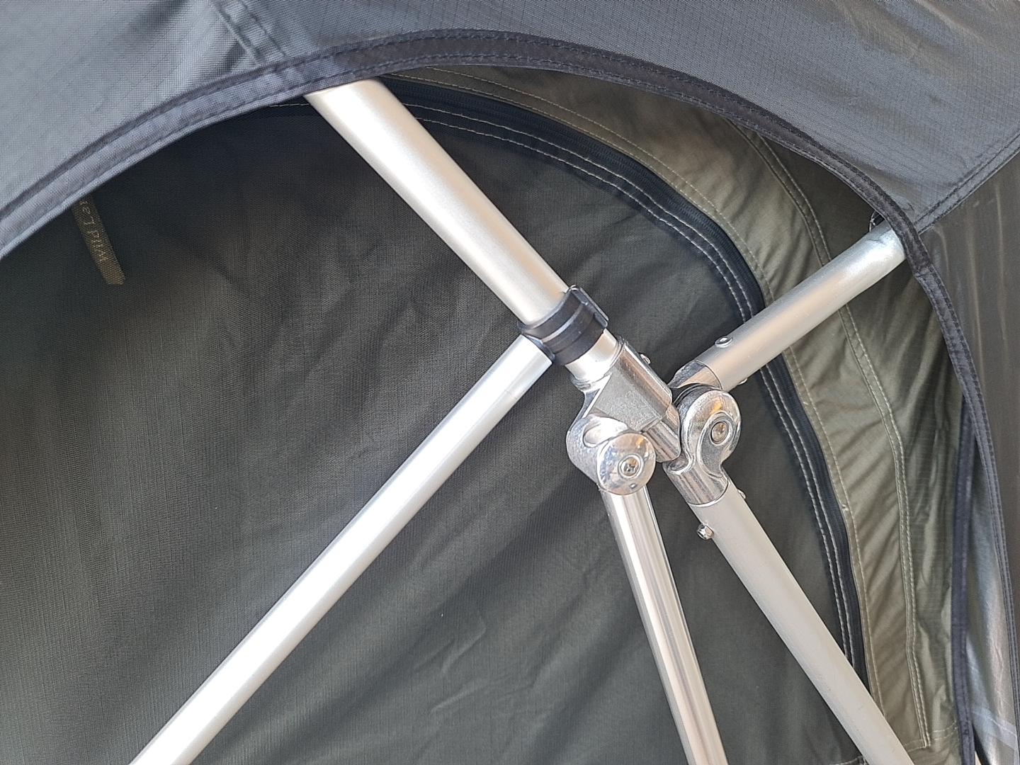 WILDLAND Pathfinder Pro II - MaxX Equip เต็นท์หลังคารถ ประเภทหลังคาแข็ง