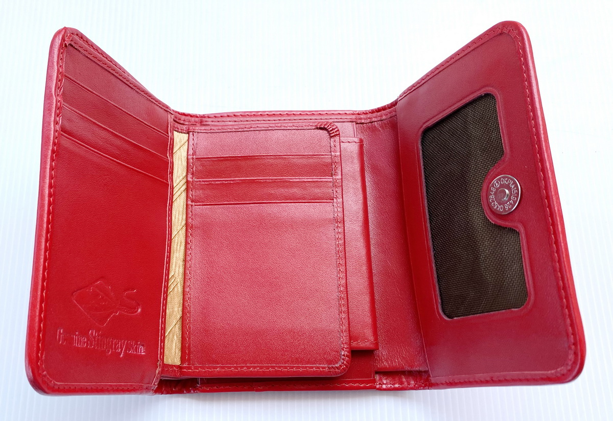 กระเป๋าสตางค์หนังปลากระเบนแท้ 3พับสั้น สีแดง
