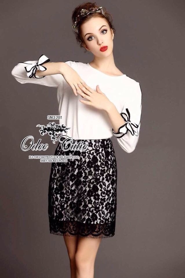 ชุดเซ็ทเสื้อกับกระโปรงลุคเรียบหรูแบรนด์เนม เป็นทางการ งานผ้าสวย เสื้อเนื้อผ้าชิฟฟ่อน ตกแต่งตัดเส้นด้วยสีดำตัดกับสีขาวของเสื้อสีขาวเรียบๆ
