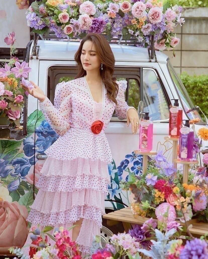Dress คอวีแขนยาว ลายหัวใจเย็บเดินเส้นด้วยเนื้อผ้าลูกไม้ ด้านหน้าแต่งดอกกุหลาบ 2 ดอก ช่วงกระโปรงอัดพลิสแน่น เย็บระบายแต่ละชั้น ช่วงกระโปรงเย็บผ่าหน้า มีซับในและซิปหลัง