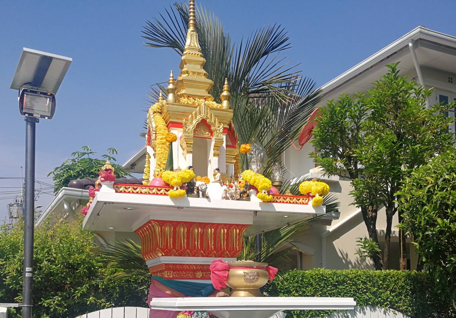 ติดตั้งโคมไฟส่องศาลพระภูมิ