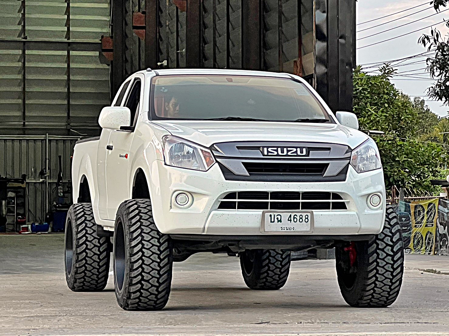 D-MAX ตัวเตี้ย ทำให้เป็นตัวสูง ทรงเมกา