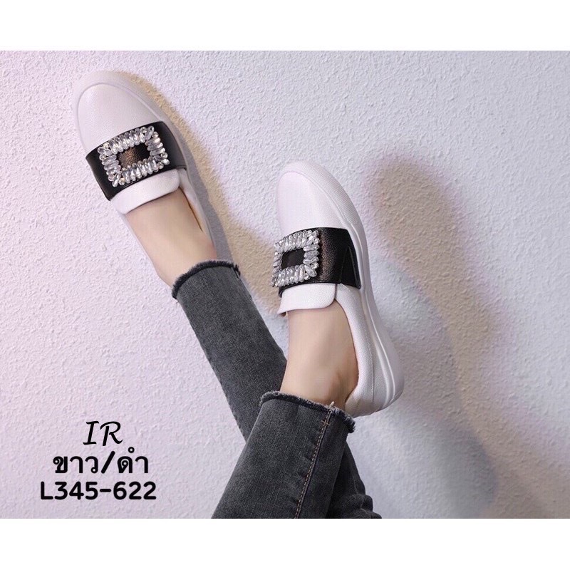 รองเท้าหุ้มส้นแต่งเพชรสี่เหลี่ยม