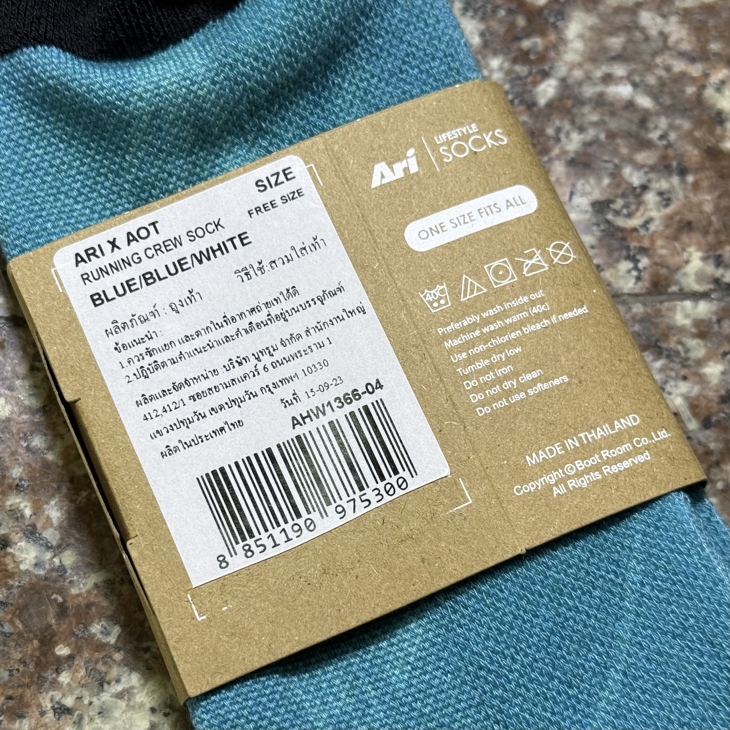 ถุงเท้าวิ่ง Ari X AOT Running Socks LIMITED ‘BLUE/WHITE’