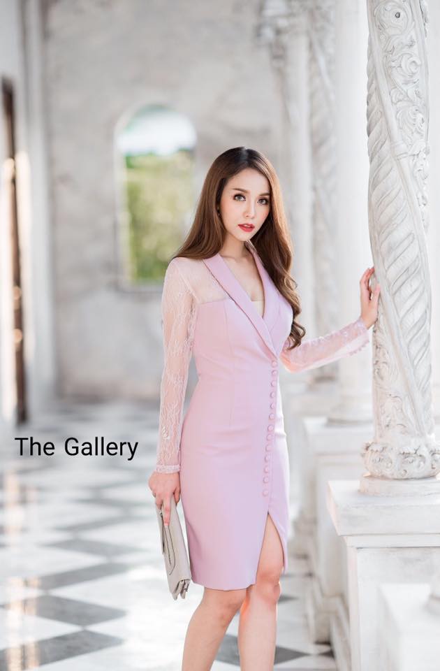 เดรสสวยจบครบในชุดเดียว จะใส่ไปทำงาน /ออกงาน /งานแต่ง งานเลี้ยง /หรือตรีมเพื่อนเจ้าสาวได้หมดเลย คุ้มมากๆค่ะ ถ้าใครกำลังมองหาชุดดีไซน์เรียบหรูคลาสสิค เนื้อผ้าดีเสริมฟองน้ำในตัว ต้องชุดเดรสปกสูททรงสอบตัดต่อผ้าลูกไม้นี้เลยค่ะ