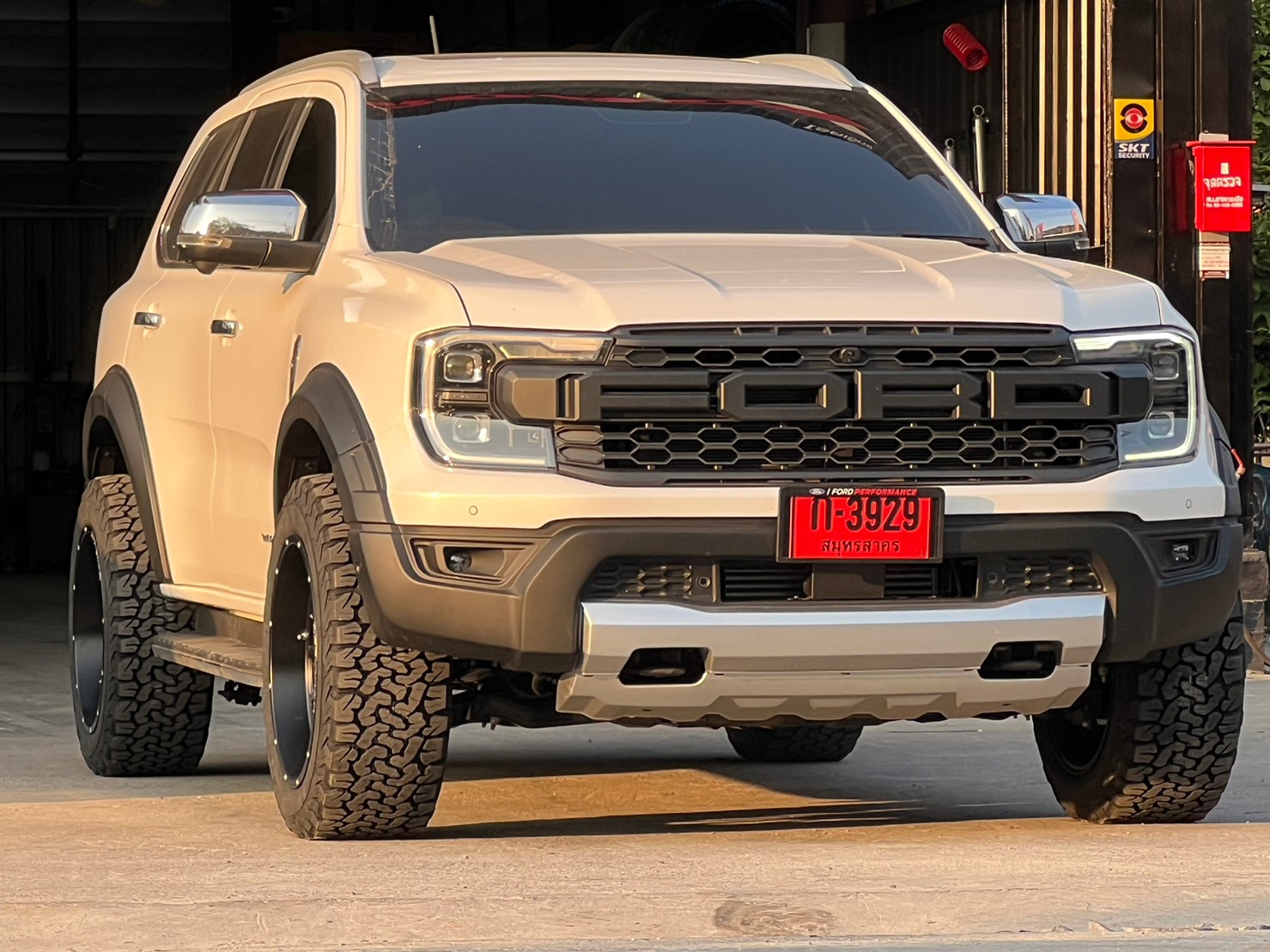 FORD EVEREST NEXTGEN แต่งวทรงเมกาที่ STEP9