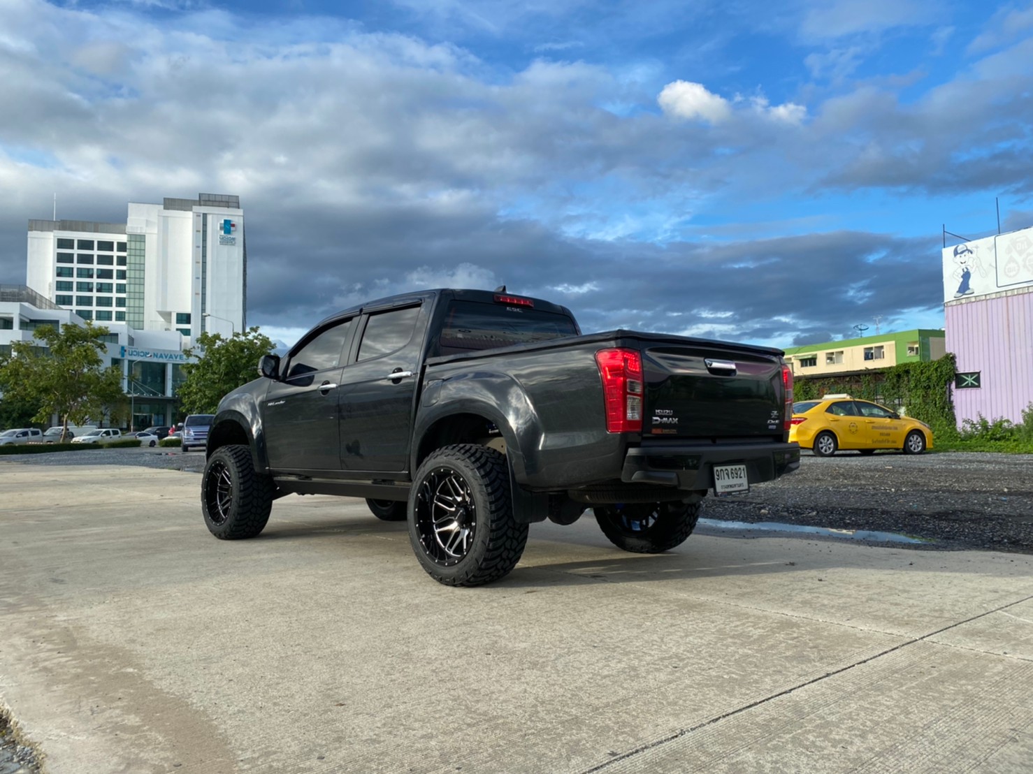 D-MAX จัดทรงเมกา ที่ STEP9 หล่อทุกลำ