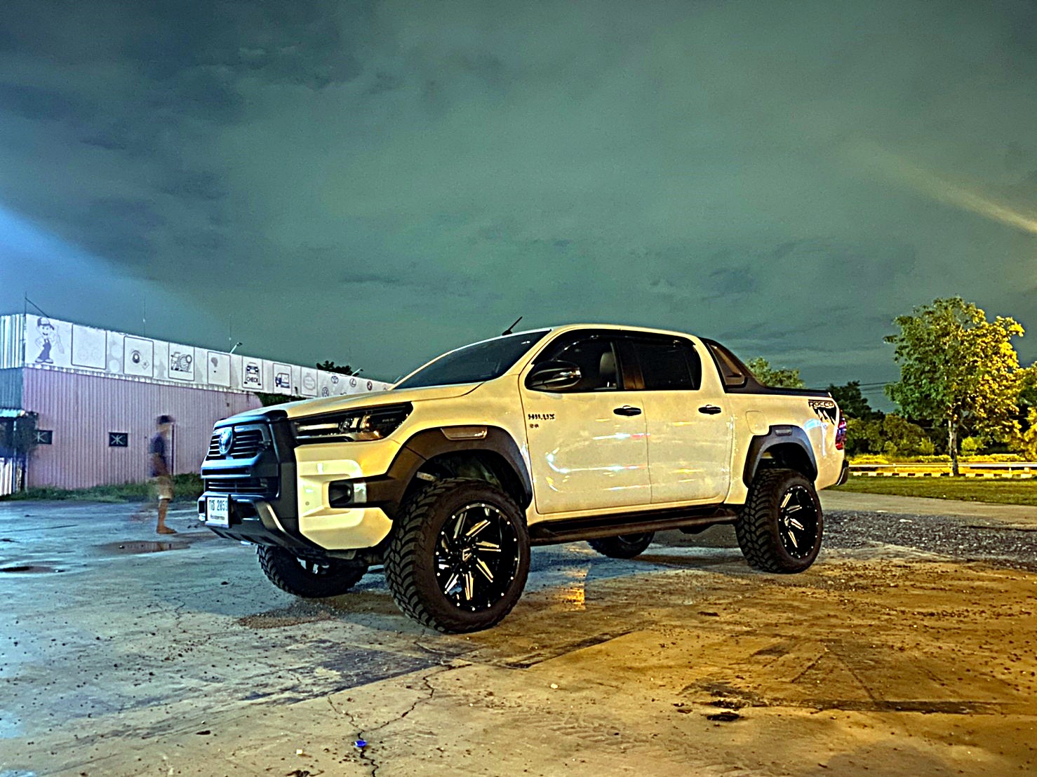 TOYOTA REVO ทรงเมกา