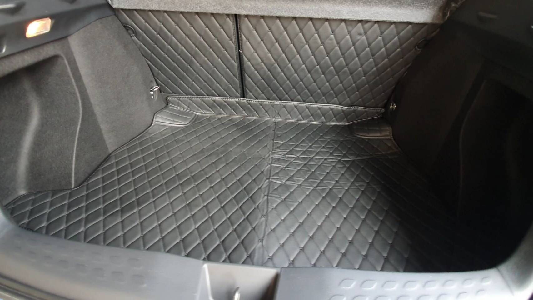 พรมปูพื้นรถยนต์ 7D TOYOTA CHR / CHR Hybrid พรม7D PLUS+ สีดำ เสริมใยดักฝุ่น เต็มคัน