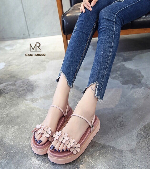 รองเท้าคาดลายดอกไม้