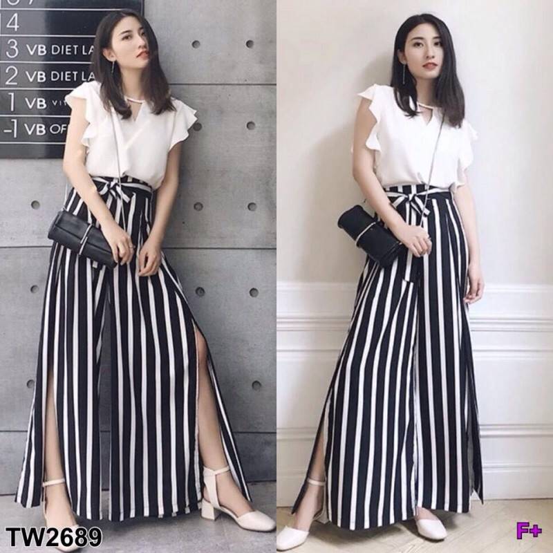 เสื้อแขนกุดแต่งระบาย กับ กางเกงขายาวลายริ้วเก๋ๆ