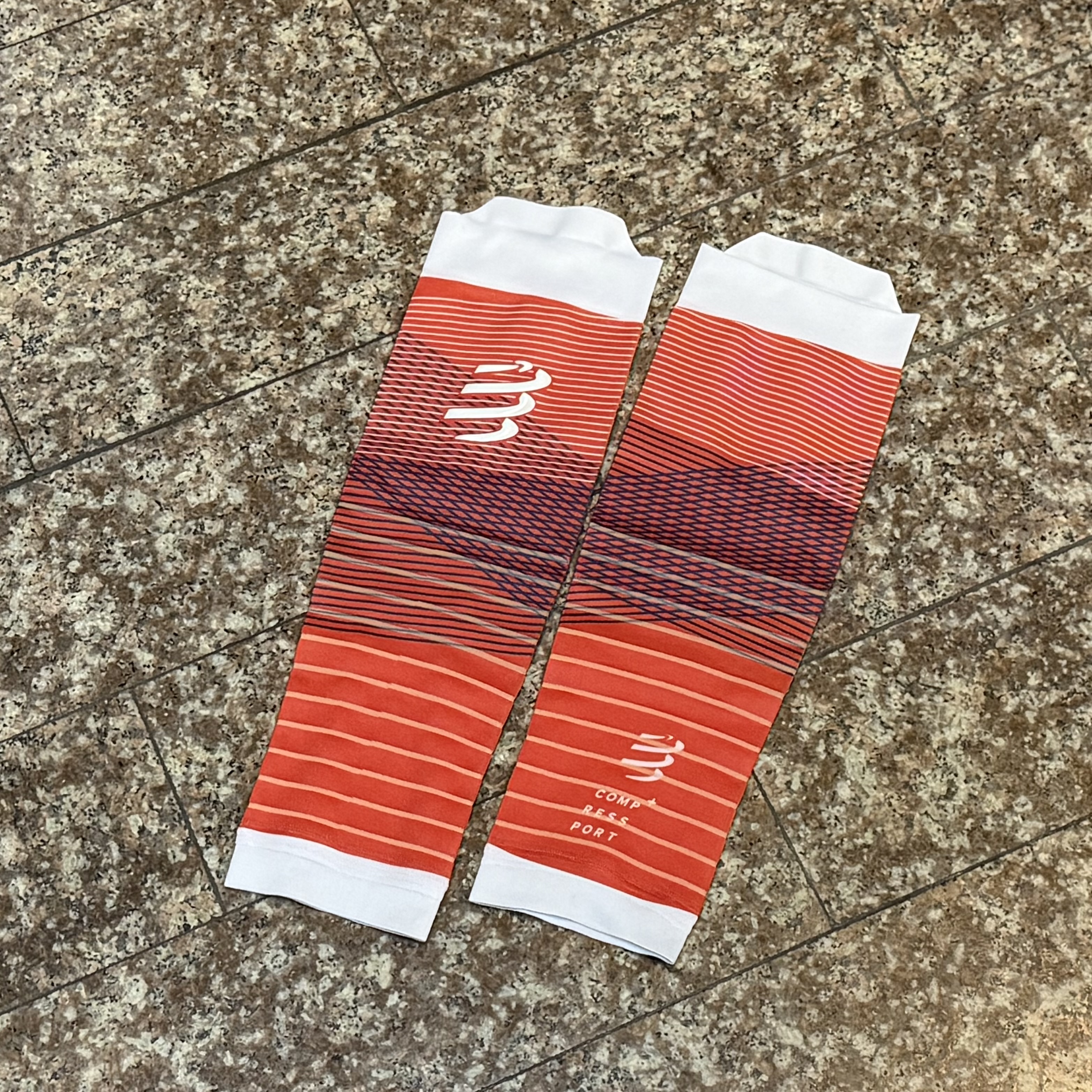 ซัพพอร์ตน่อง Compressport R2 Oxygen Calf Sleeve ‘Summer Orange’ (T4)