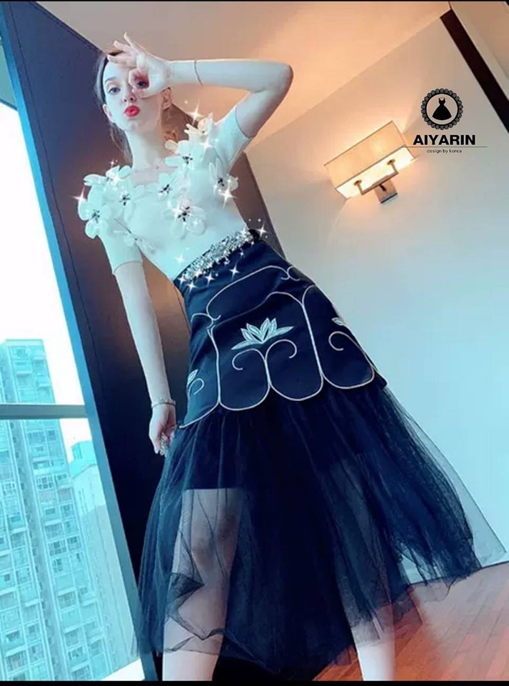 เซ็ตเสื้อปักดอกไม้กริเตอร์+กระโปรงสวยมั้กๆๆสั่งผ้าเเบบพิเศษมีนำหนักตกเเต่งชายกระโปรงดูสวยเก๋ตรงเอวมีเพชรติดดูหรูหราไฮโซมั้กๆนะค่ะ ดีไซน์ชเสื้มีดอกไม้ปักกริเตอร์สวยมั้กๆ