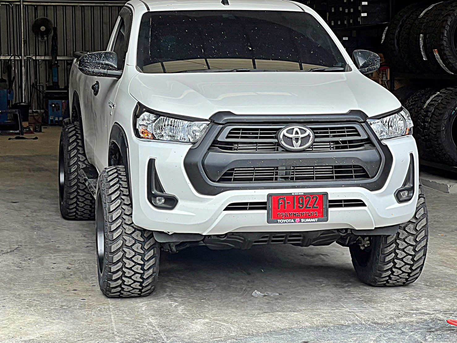 TOYOTA REVO แต่งทรงเมกาที่ STEP9