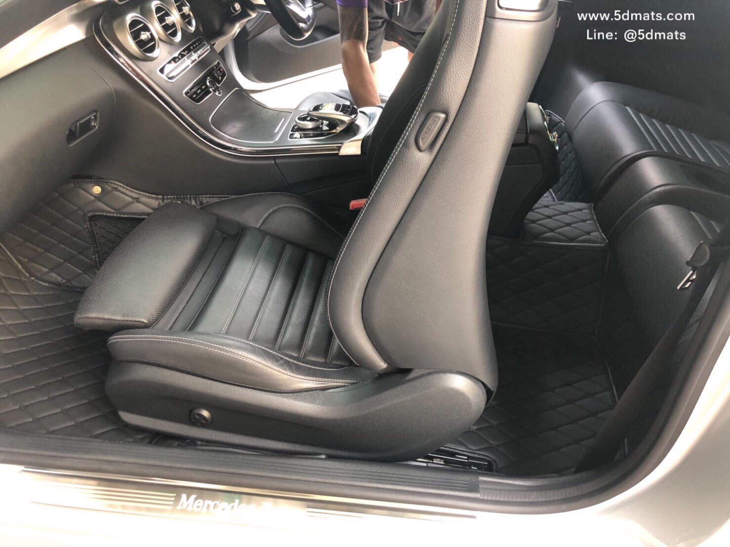 พรมปูพื้นรถยนต์6D VIP BENZ C-COUPE W205 หนังสีดำล้วน รวมแผ่นท้าย 4 -6ชิ้น เต็มคัน