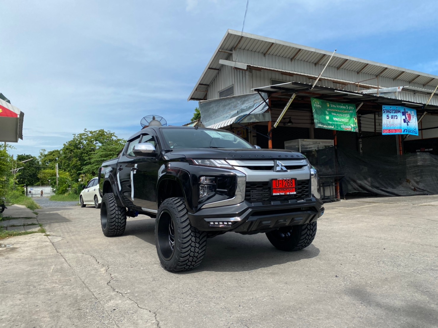 TRITON ป้ายแดงจัดทรงเมกาที่ STEP9