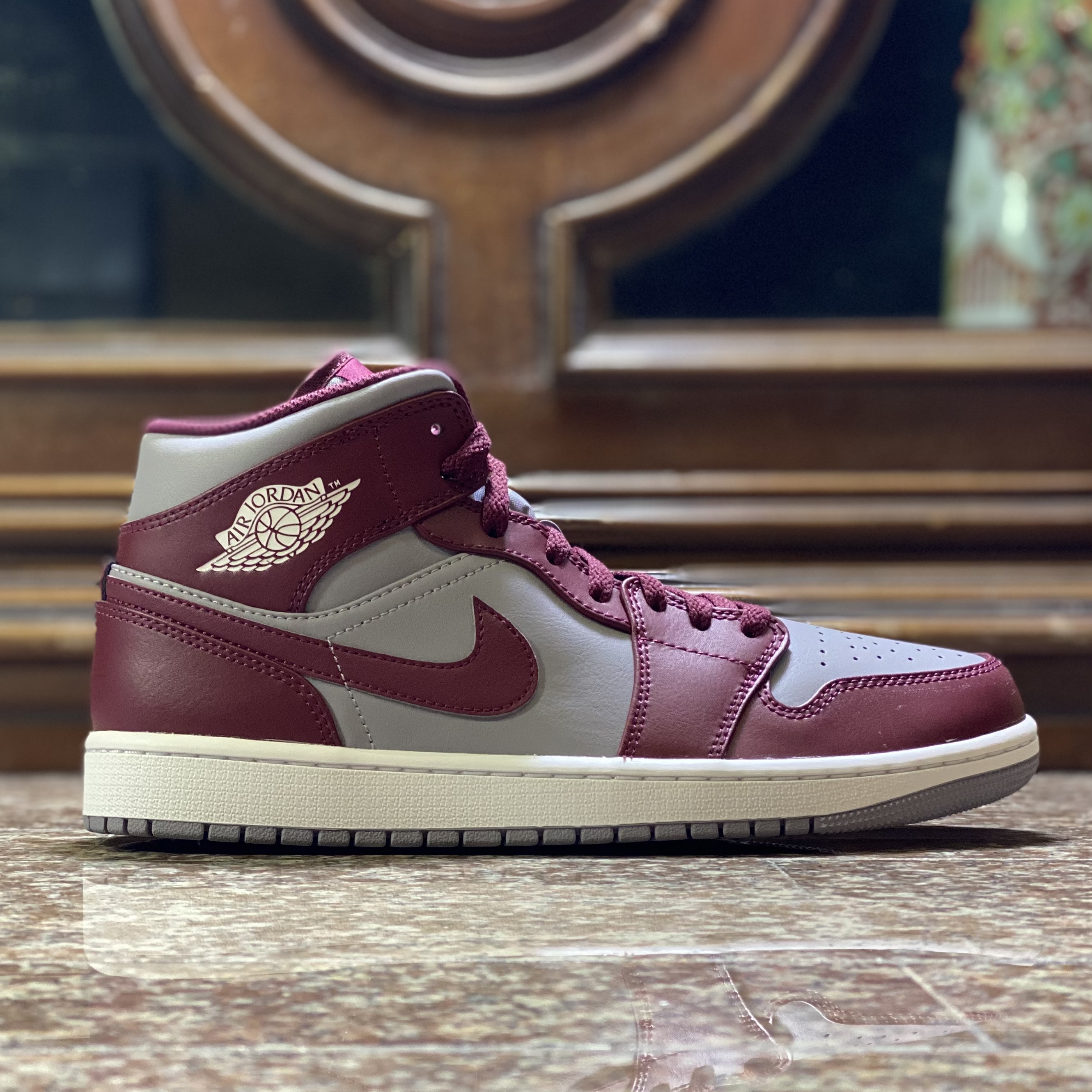 รองเท้า Nike Air Jordan 1 Mid ‘Cherrywood’ (M9.5US)
