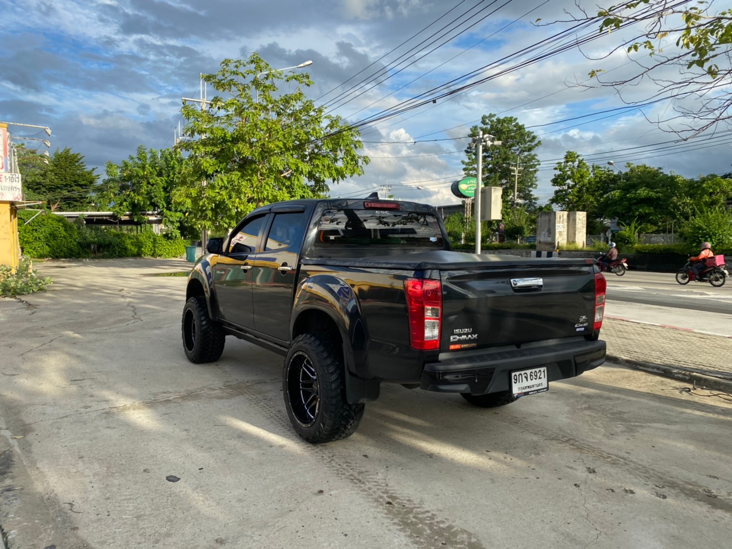 D-MAX จัดทรงเมกา ที่ STEP9 หล่อทุกลำ