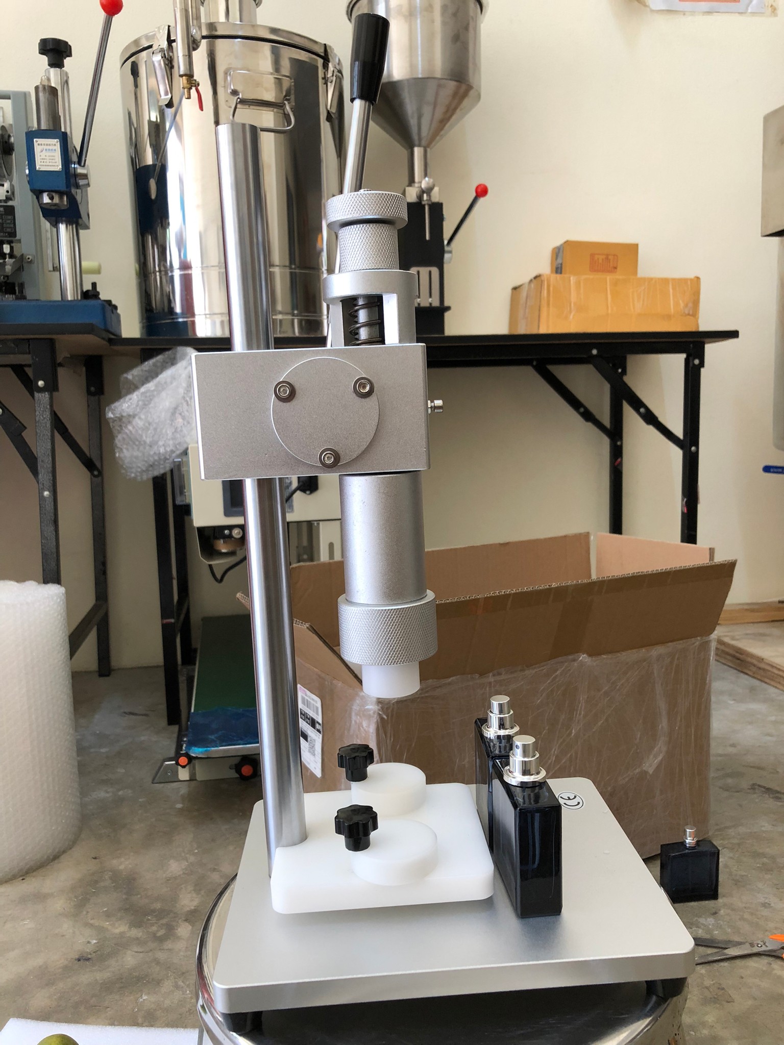 13935 เครื่องปิดขวดน้ำหอมสเปรย์ เครื่องปิดฝา แบบ มือโยก หนีบคอขวดน้ำหอม หนีบขวดยาฉีด