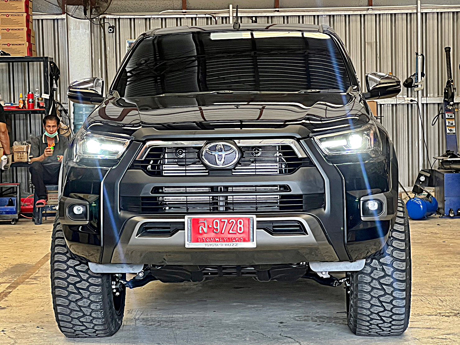 TOYOTA REVO แต่งทรงเมกาที่ STEP9