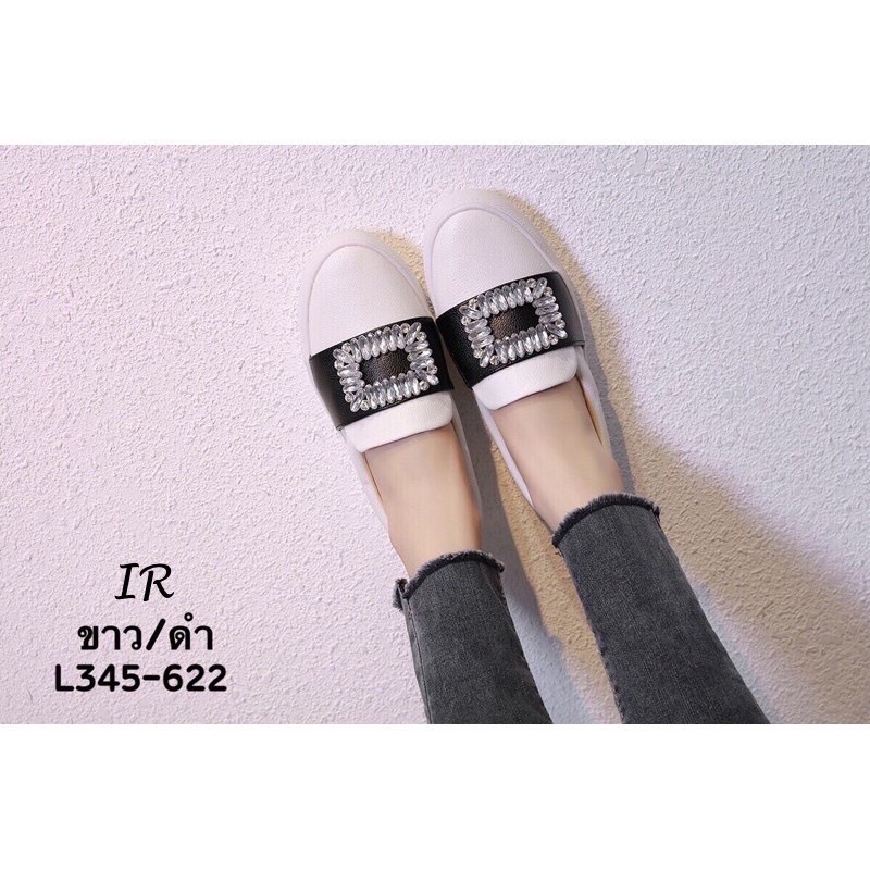 รองเท้าหุ้มส้นแต่งเพชรสี่เหลี่ยม