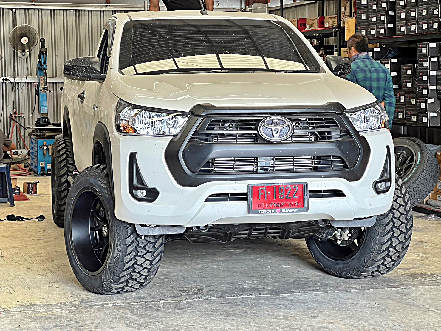 TOYOTA REVO แต่งทรงเมกาที่ STEP9