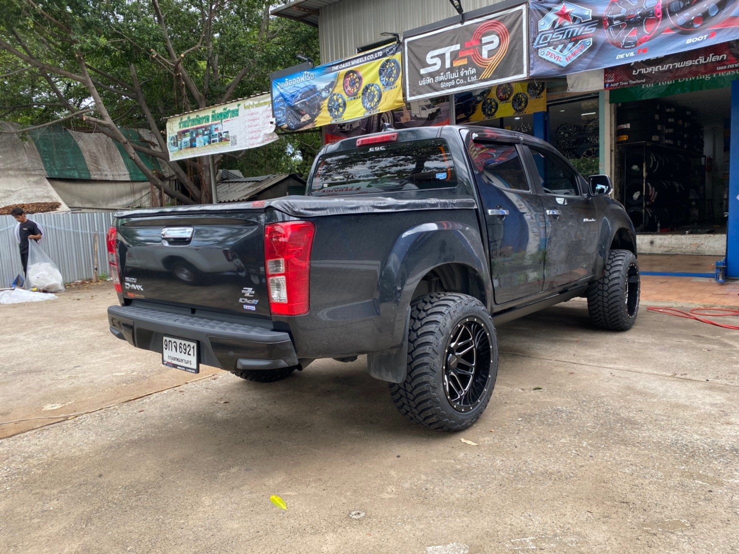 D-MAX จัดทรงเมกา ที่ STEP9 หล่อทุกลำ