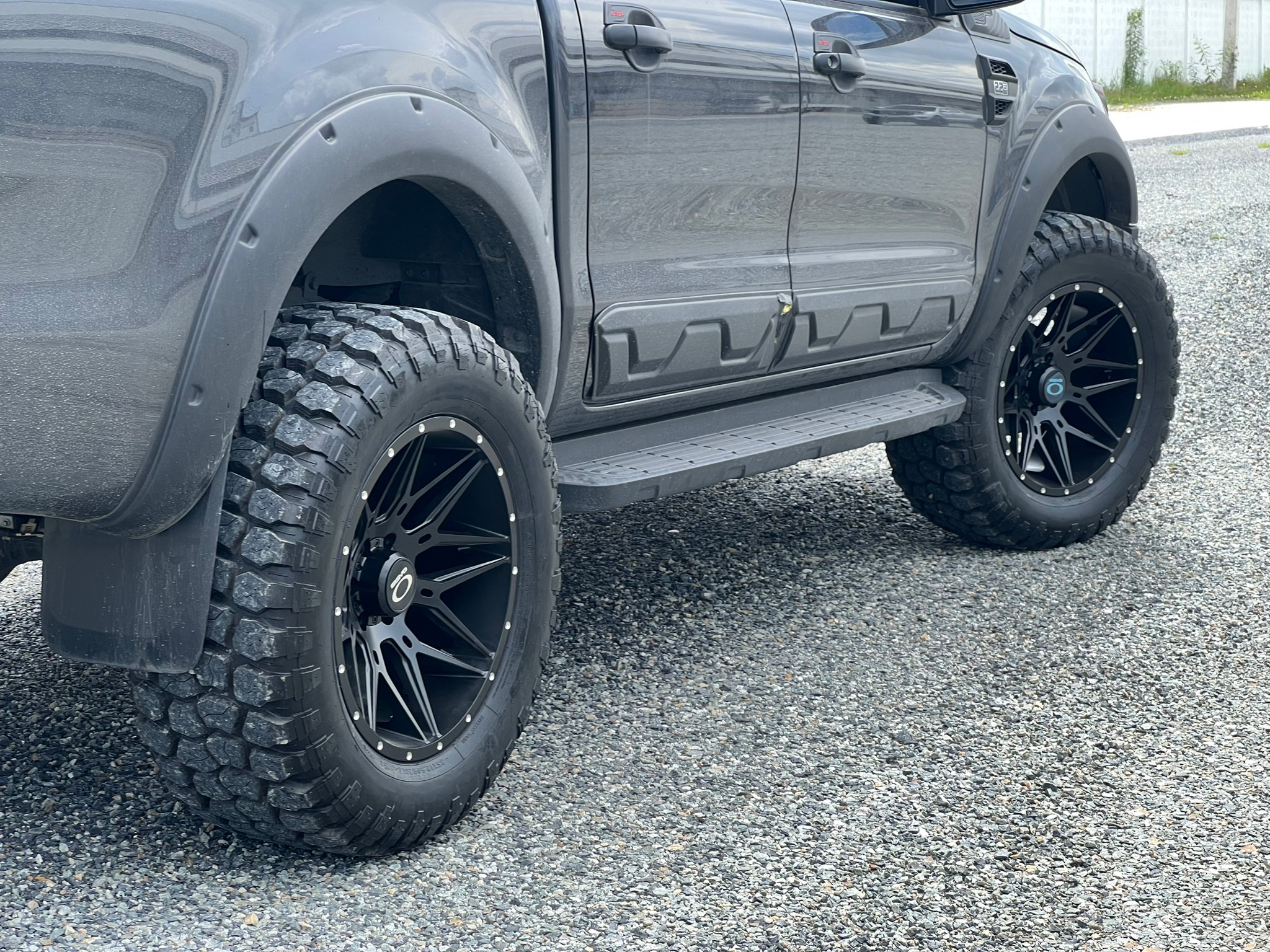 FORD RANGER จัดล้อออฟโรด ทรงเมกาขอบ20