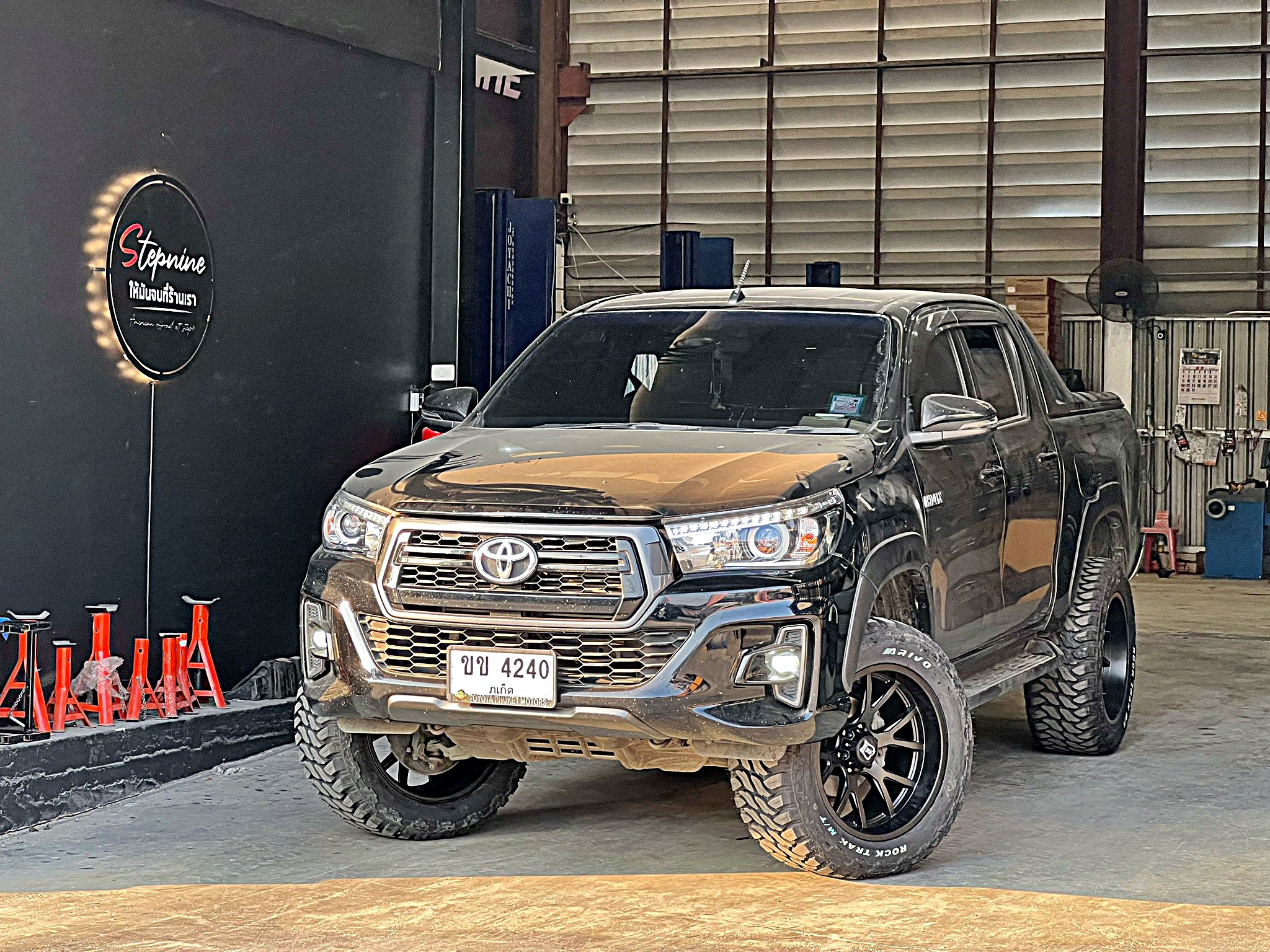 TOYOTA REVO ROCCO ทะเบียนภูเก็ต แต่งทรงเมกาที่ STEP9