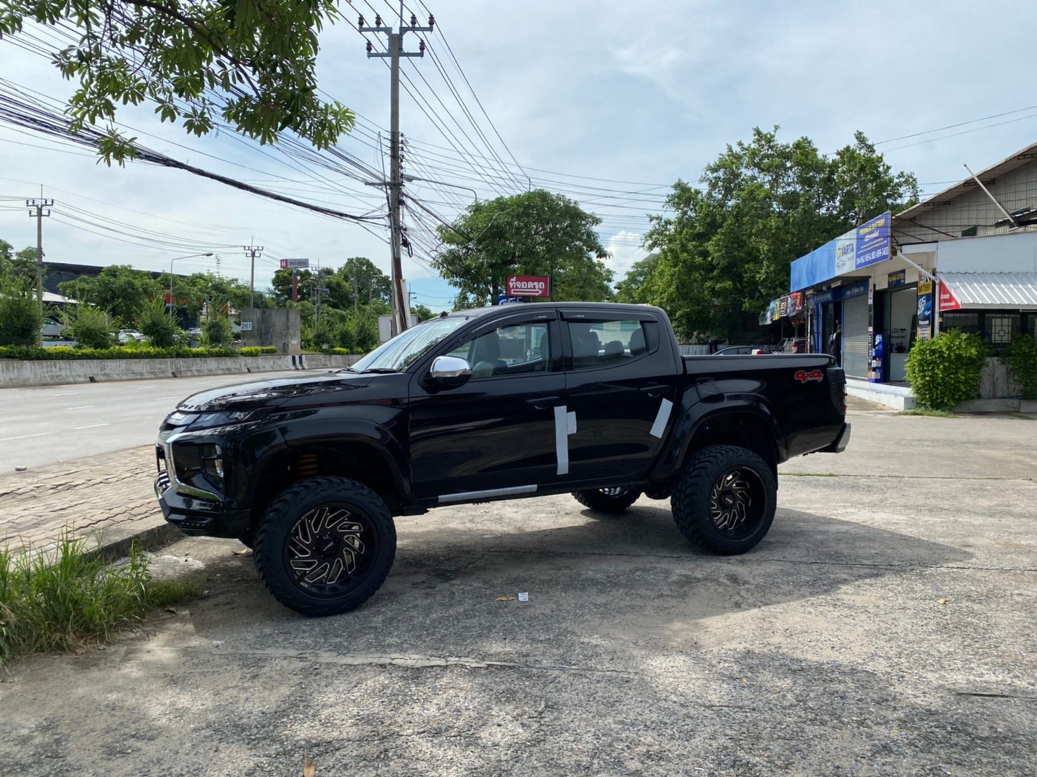 TRITON ป้ายแดงจัดทรงเมกาที่ STEP9