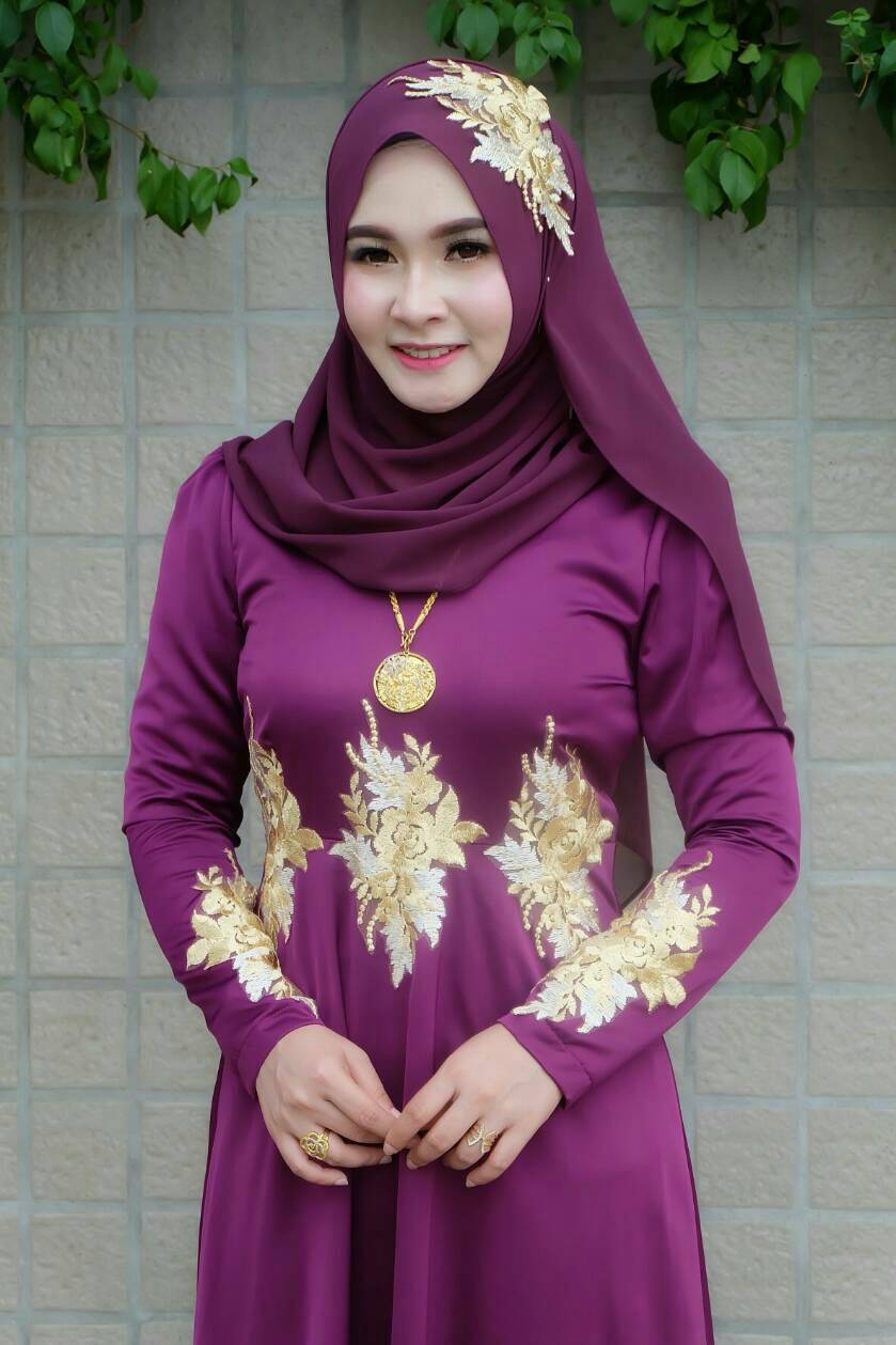 เดรสยาวหรู แต่งลูกไม้