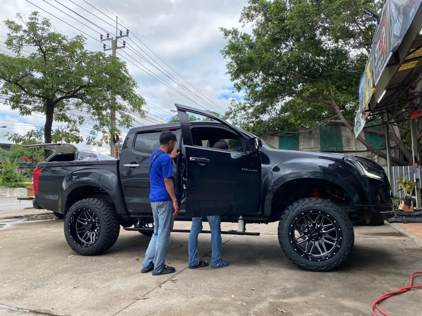 D-MAX จัดทรงเมกา ที่ STEP9 หล่อทุกลำ