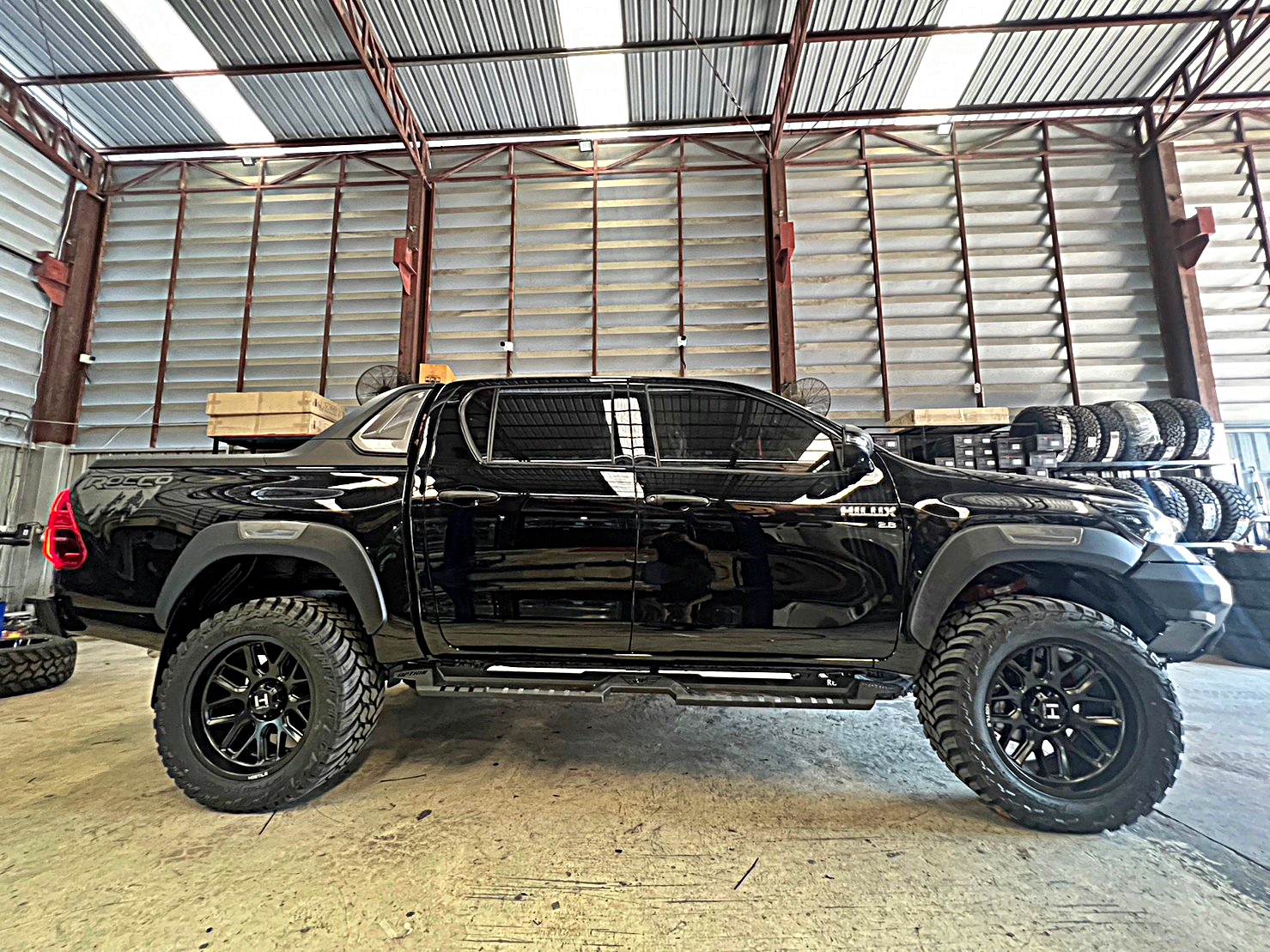 TOYOTA ROCCO จองคิวมาจาก กาญจนบุรี จัดเต็มรอบคัน แต่งแนวเมกา