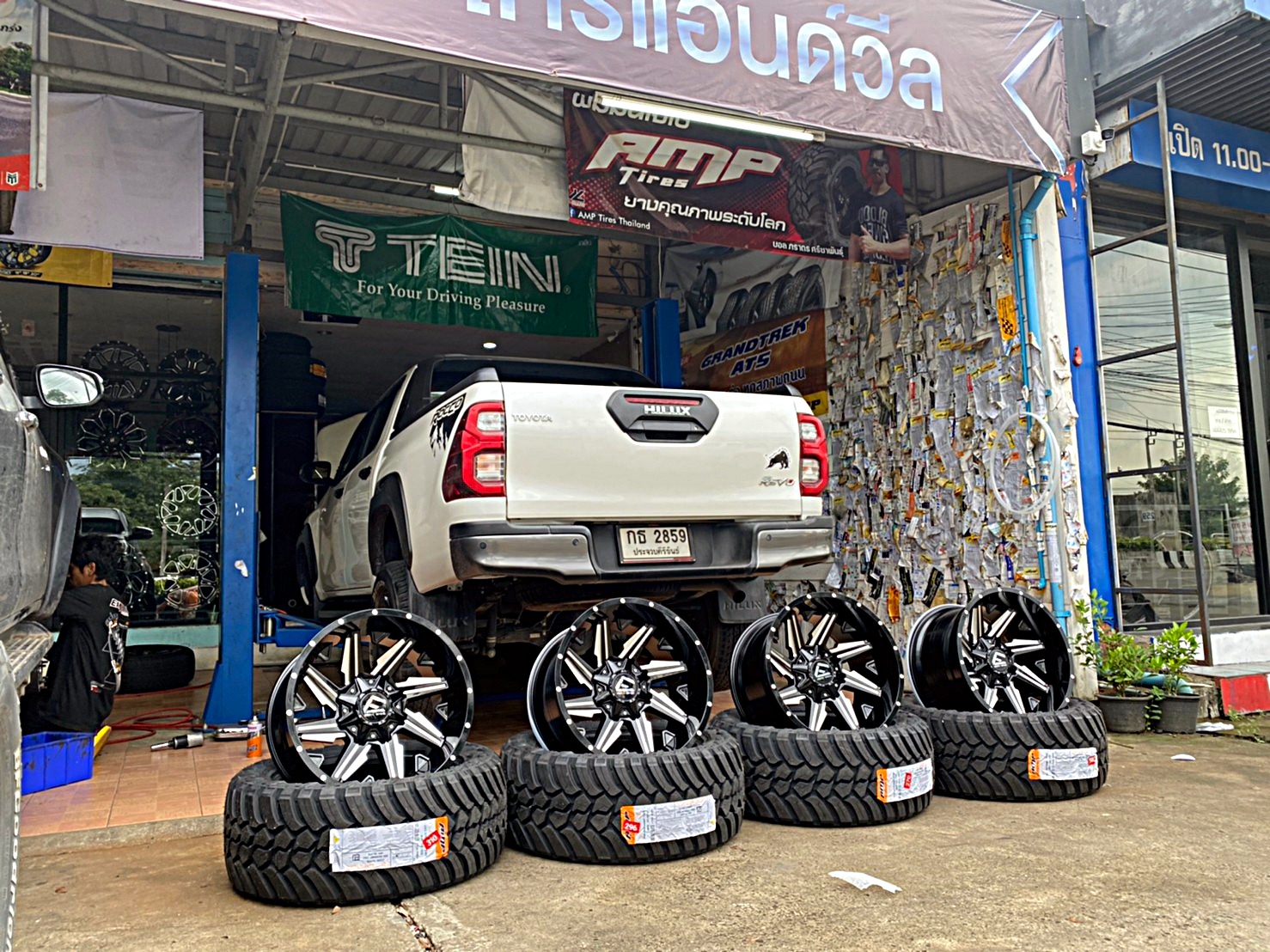TOYOTA REVO ทรงเมกา