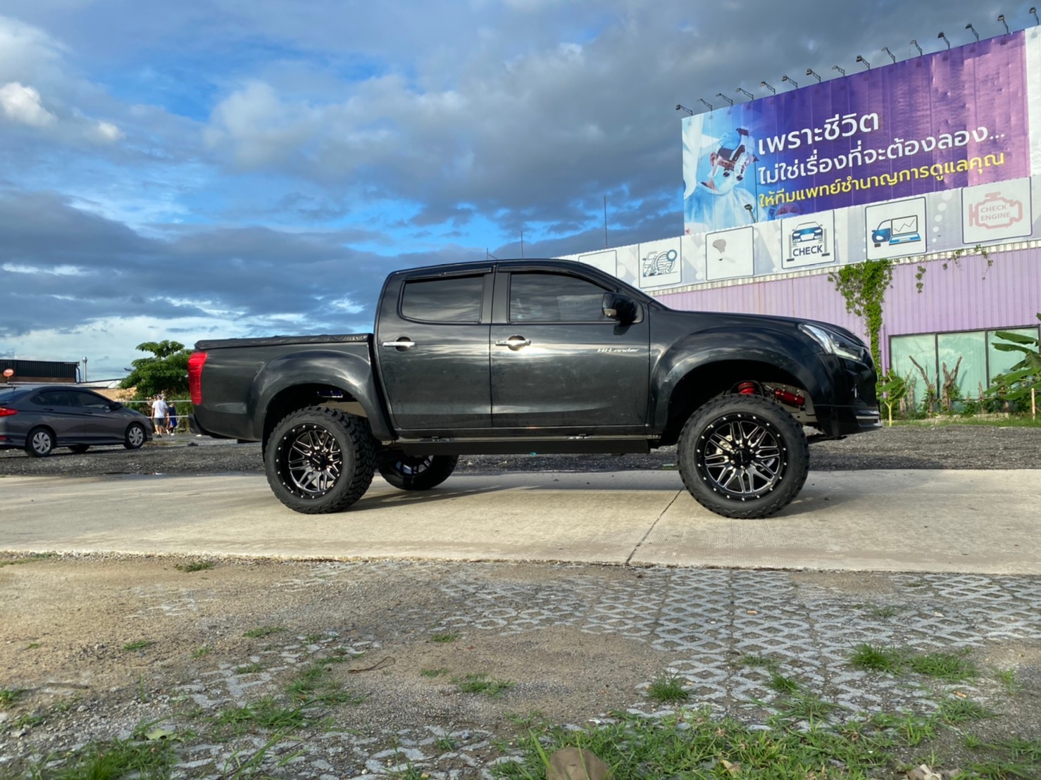 D-MAX จัดทรงเมกา ที่ STEP9 หล่อทุกลำ