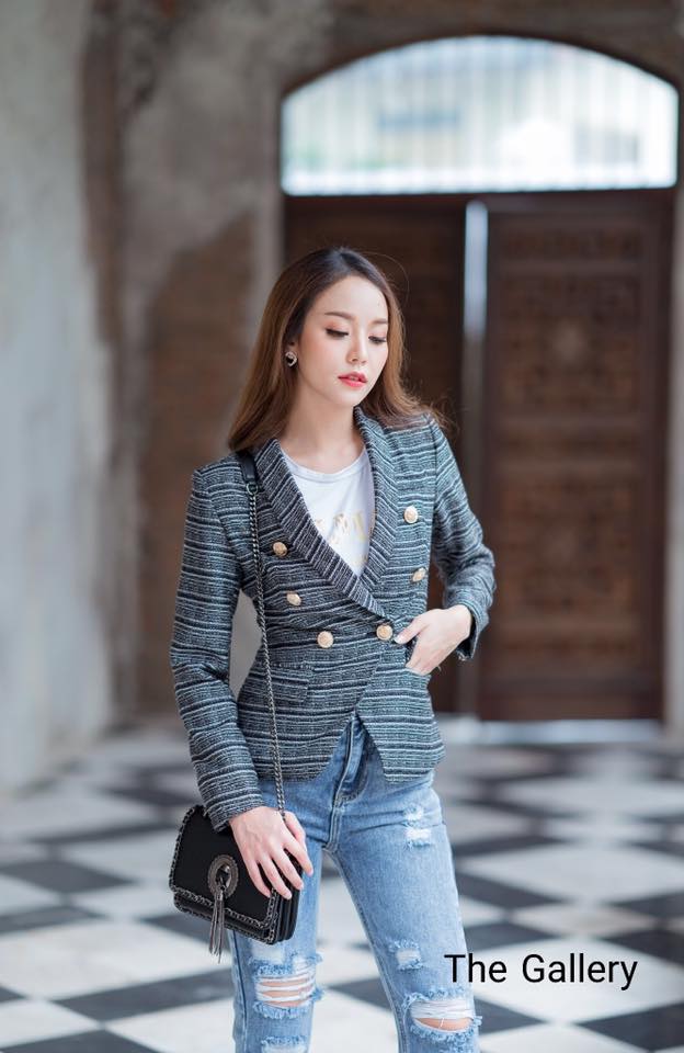 เสื้อเบเซอร์เนื้อผ้าทวีตชาแนล (Tweed)ทั้งยังคลาสสิคหรูหราตอบโจทย์สาวๆทุกสไตล์ จะแมตซ์ลุคกับกระเป๋าและรองเท้าตามสไตล์ หรือจะใส่ไปเที่ยวต่างประเทศก็คือเก๋สุด ห้ามพลาดเลย