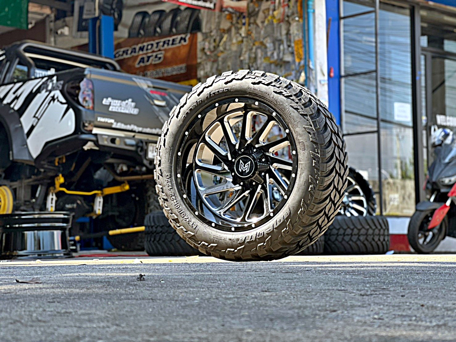 TRITON ทรงเมกา ที่ STEP9