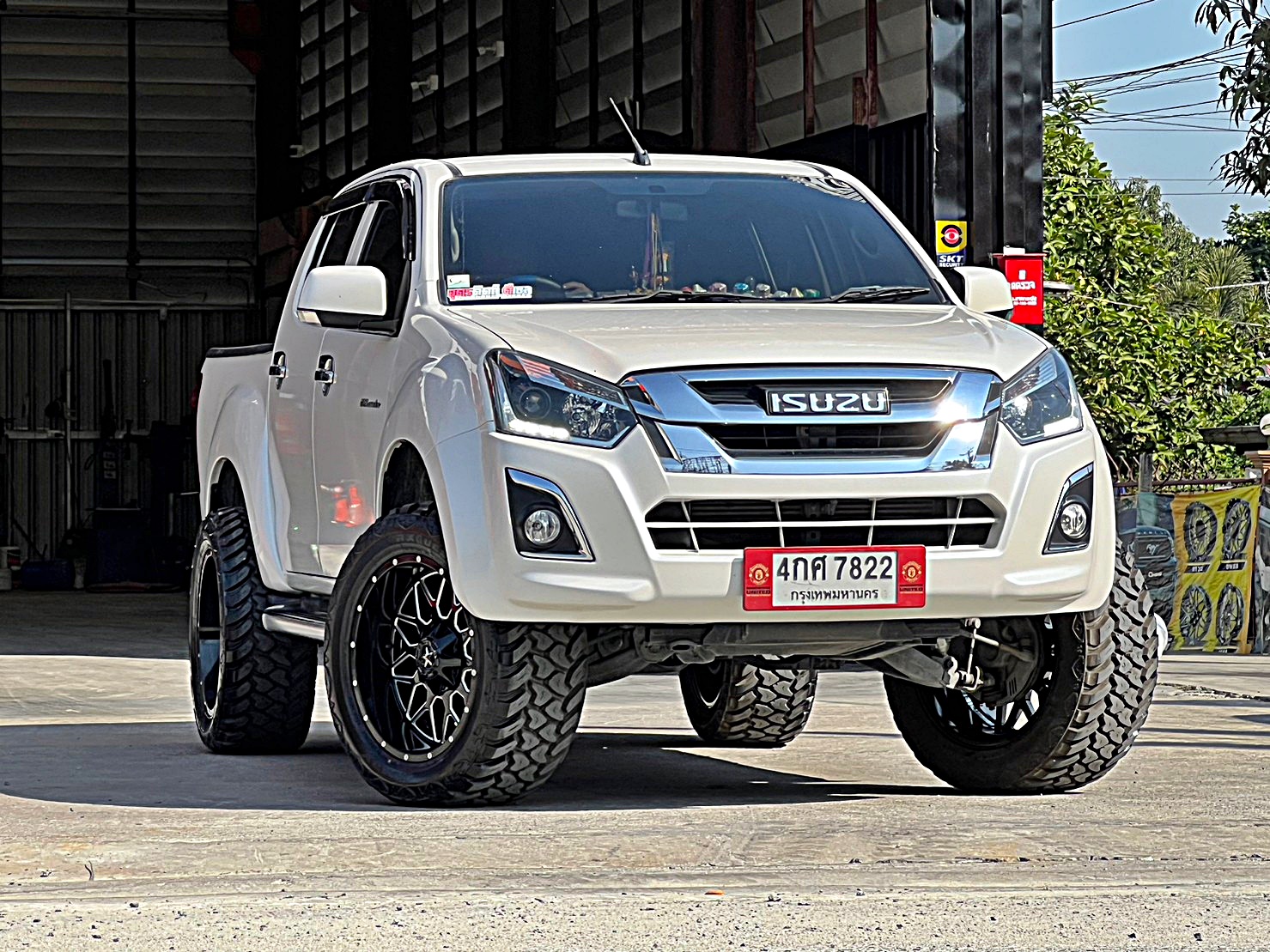 D-MAX แต่งทรงเมกาที่ STEP9
