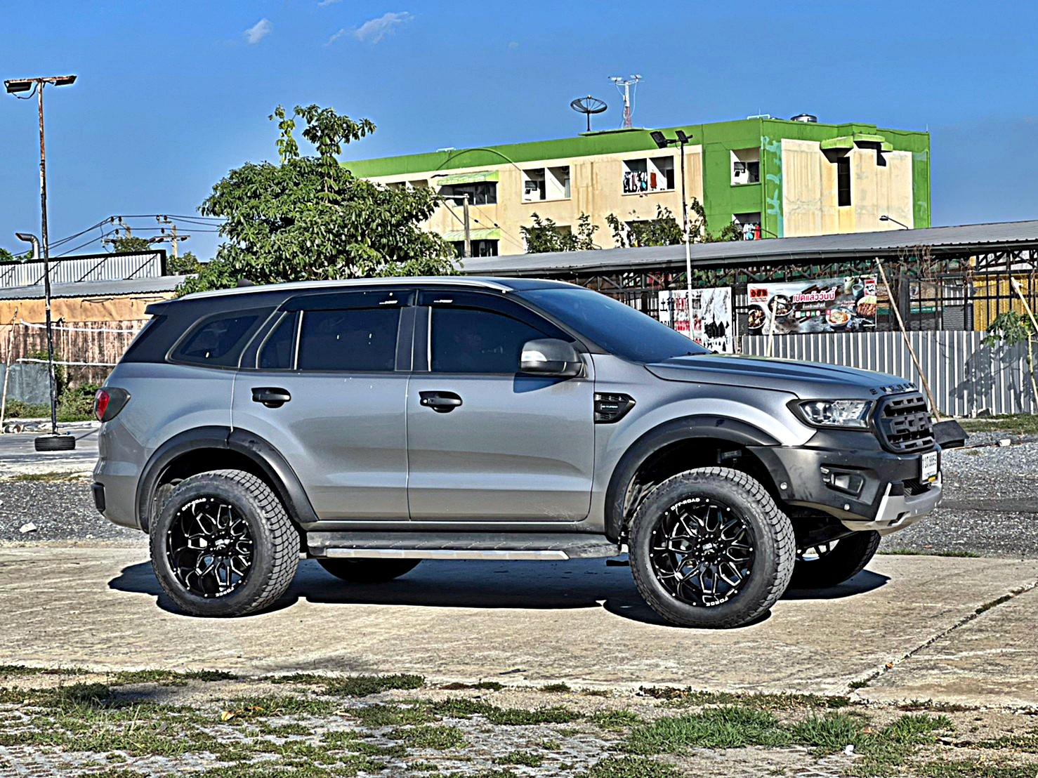 FORD EVEREST ทรงเมกา ล้อ FORCE ที่ STEP9