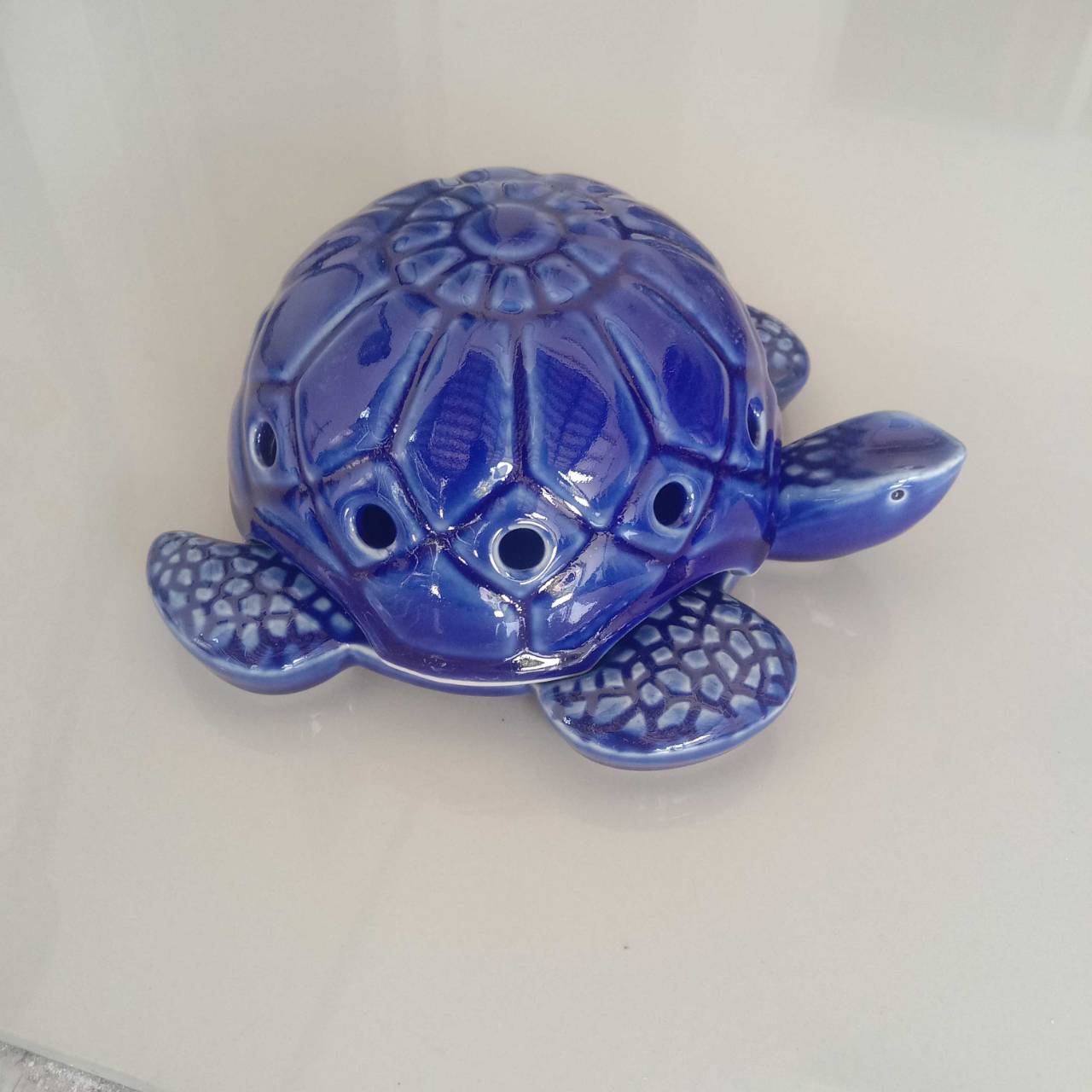 เต่าเซรามิค ใส่ยากันยุงแบบขด สี น้ำเงิน Ceramic turtle with coiled mosquito repellent, blue