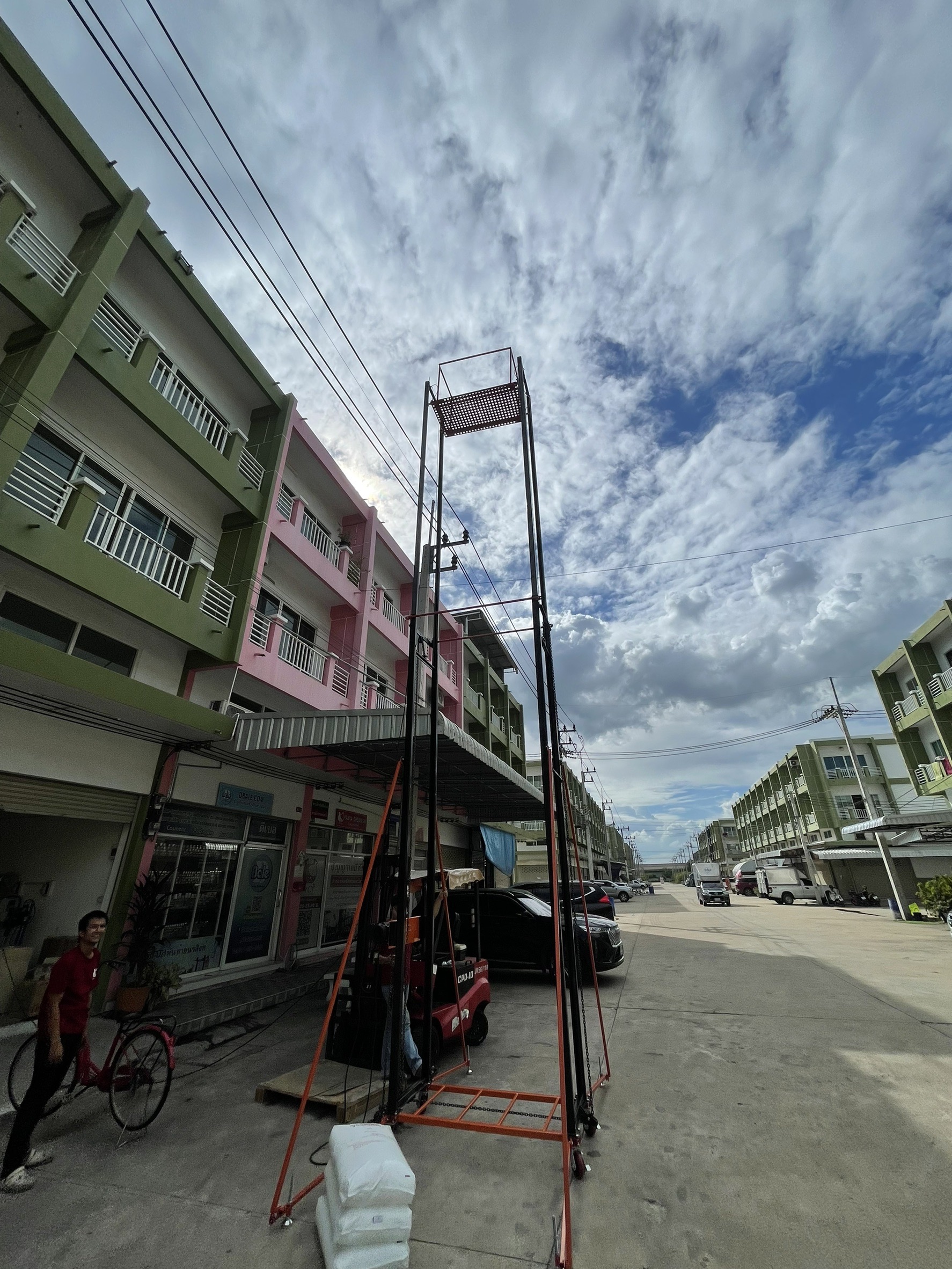 นั่งร้านไฟฟ้าแบบเคลื่อนย้าย - ยกง่าย สะดวกทุกงาน Electric Mobile Scaffold