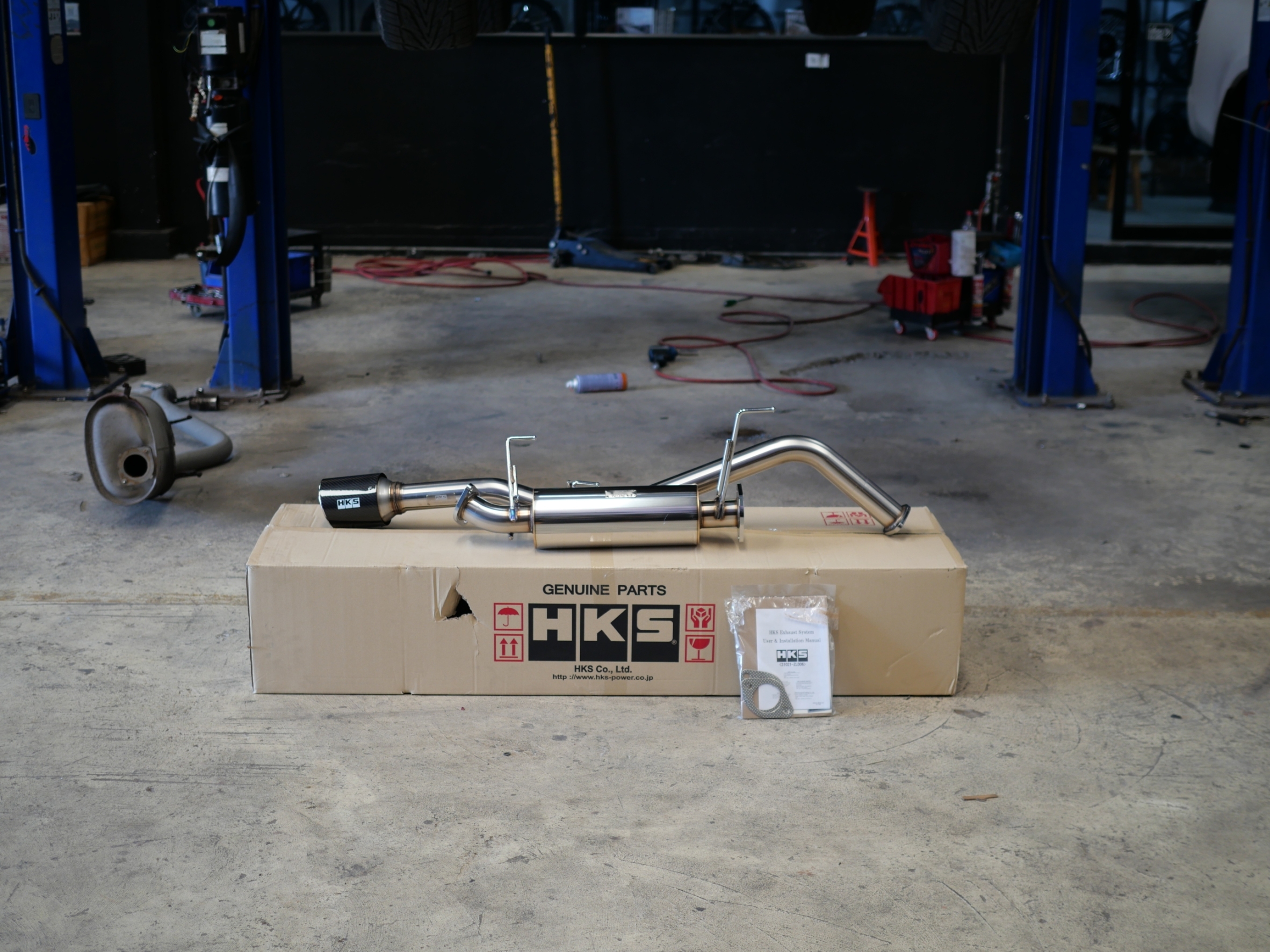 ท่อ HKS ปลายคาร์บอน คู่ออกข้าง รหัส 31021-ZL006 ใส่กับ ISUZU D-MAX