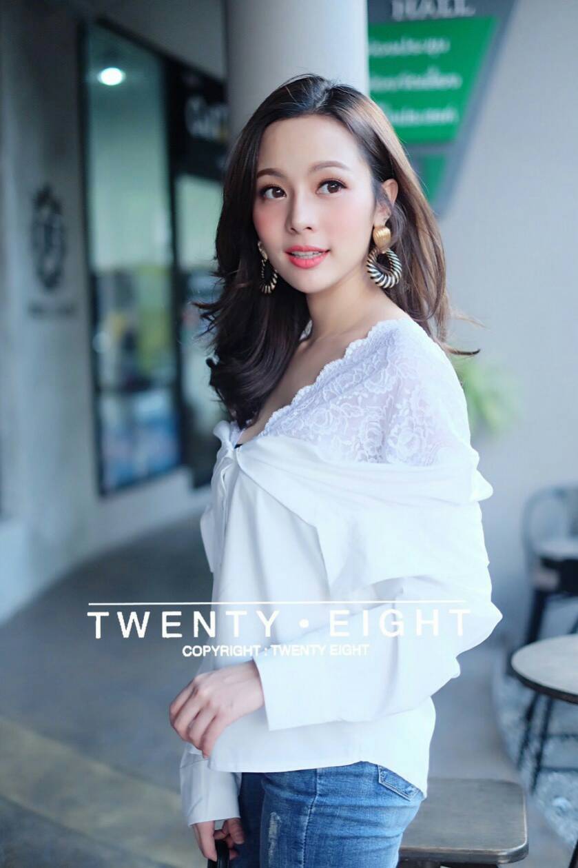 เสื้อแขนยาวแต่งลูกไม้