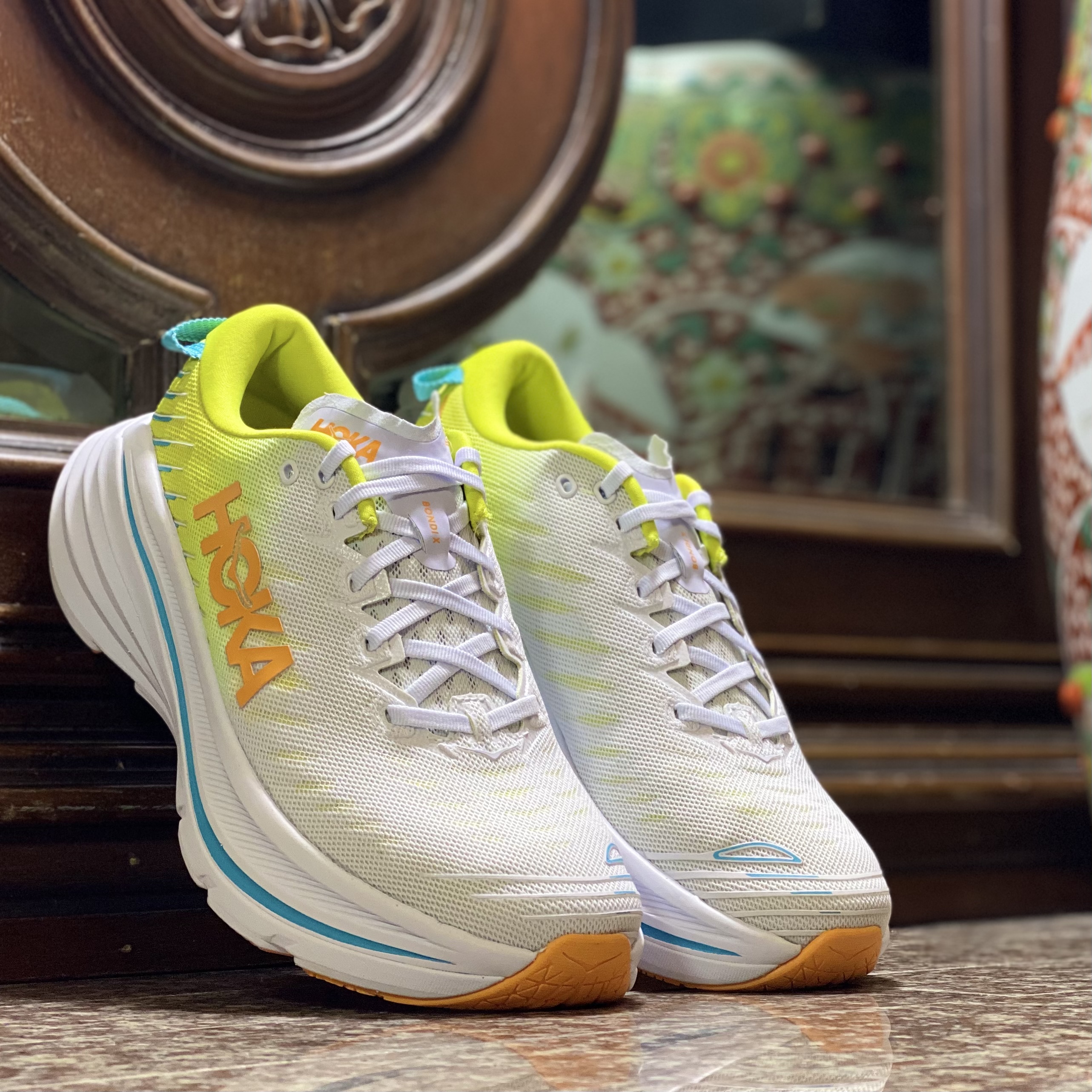 รองเท้าวิ่ง HOKA Bondi X Women ‘OG’ (W9US)