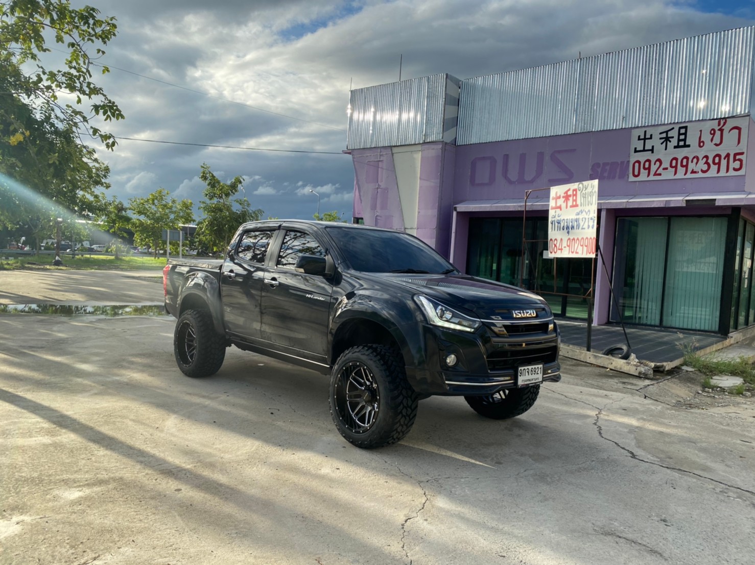 D-MAX จัดทรงเมกา ที่ STEP9 หล่อทุกลำ