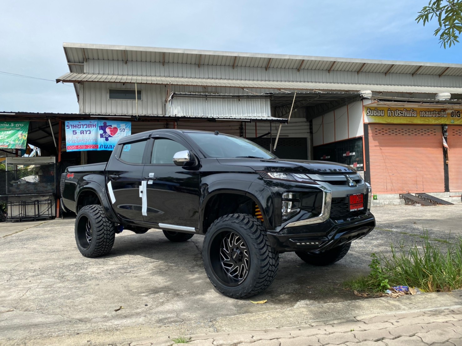 TRITON ป้ายแดงจัดทรงเมกาที่ STEP9