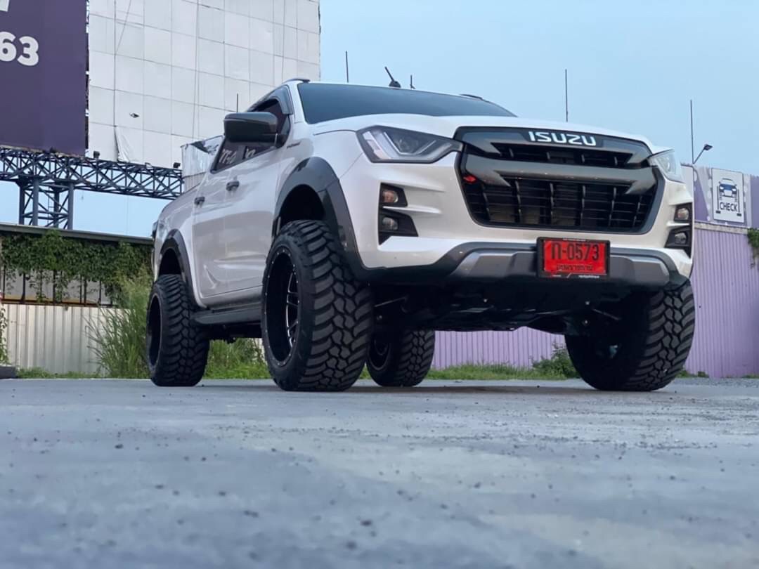 D-MAX มาไกลจากอุบลราชธานี จัดทรงเมกาที่ STEP9