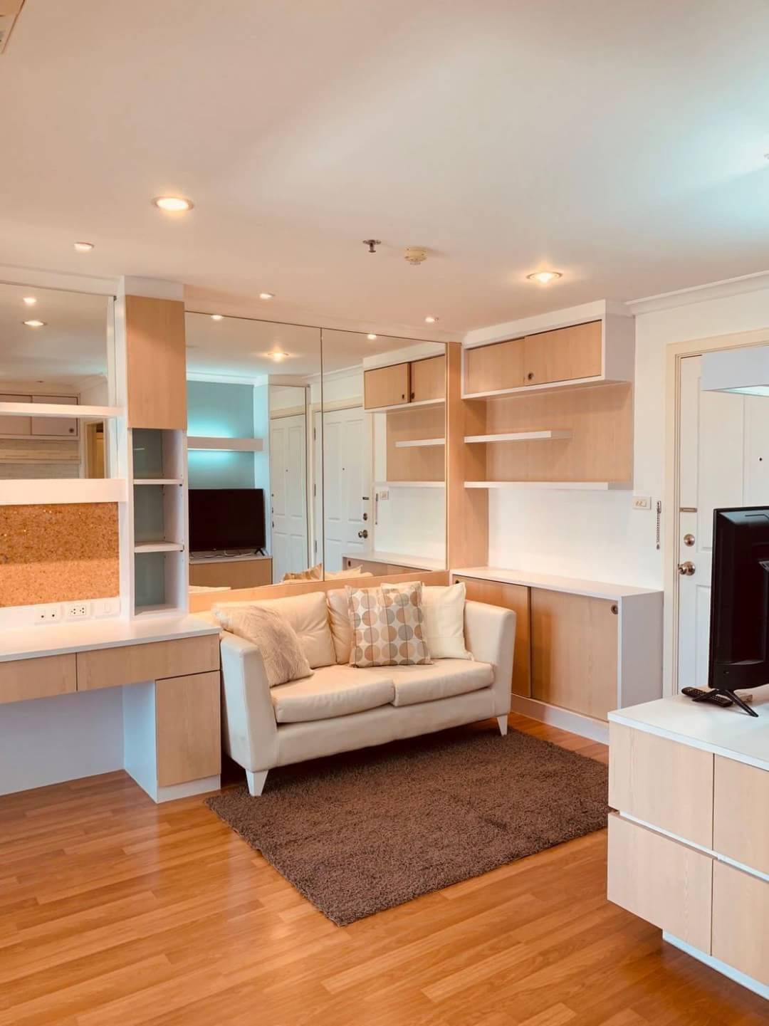 คอนโดใกล้ MRT พระราม 9 พร้อม Build-in furniture แบบทั้งห้อง